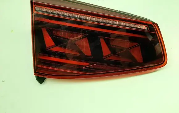 Tailgate rear/tail lights