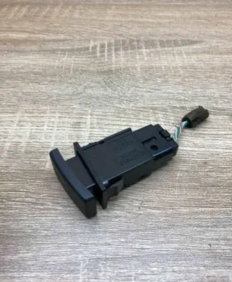 Toyota Avensis T250 Hazard light switch 157963 TR9503 WITHPLUG