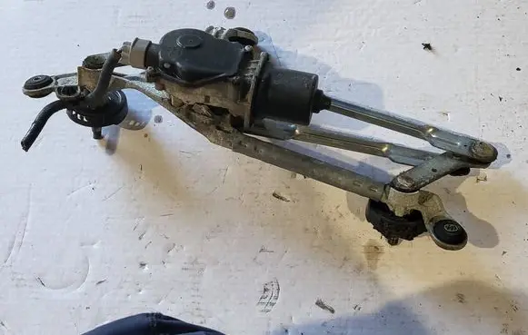 Nissan Note (E12) Front wiper linkage and motor 3Y01C023