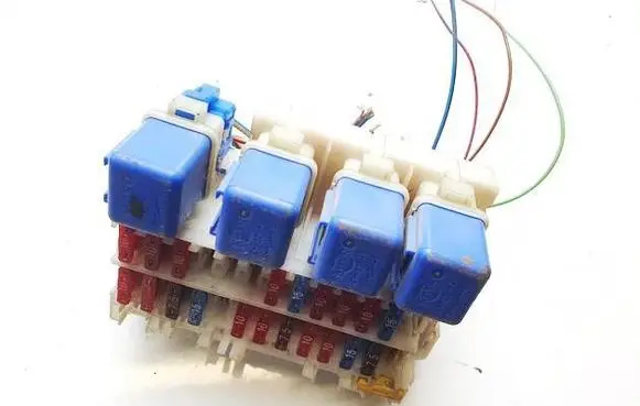 Nissan Serena Fuse box set 941117