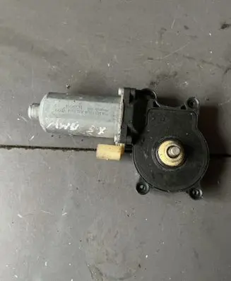 BMW X5 E53 Front door window regulator motor 0130821952