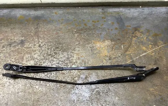 Front wiper blade arm