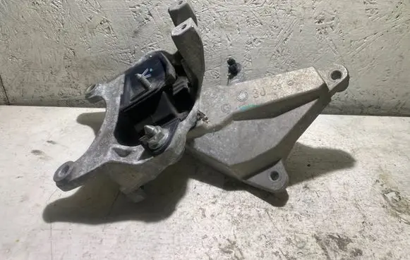 Nissan Micra Engine mount bracket