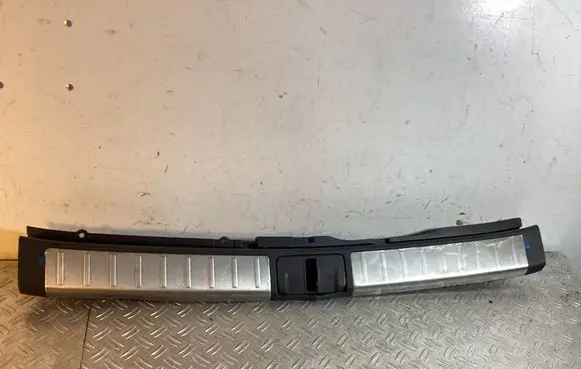 Trunk/boot sill cover protection