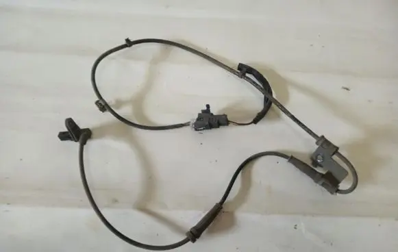 Hyundai Santa Fe ABS brake wheel speed sensor 95670-2B210