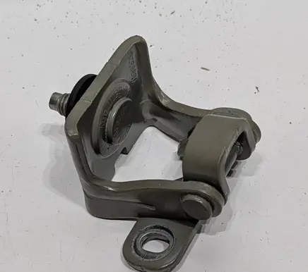 Skoda Karoq Tailgate/trunk/boot hinge 5G6827301C