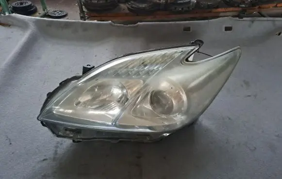 Toyota Prius (XW30) Headlight/headlamp