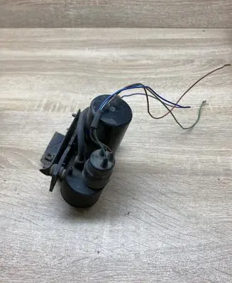 Volkswagen PASSAT B4 Central locking vacuum pump 171907325 003572