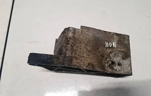 Volvo V70 Engine mounting bracket 