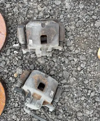 Opel Insignia B Front brake caliper 