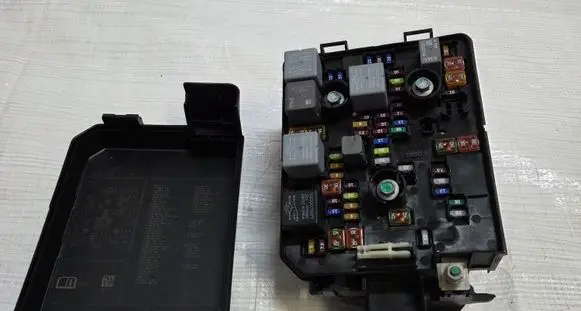 Opel Mokka Fuse box set 95263744