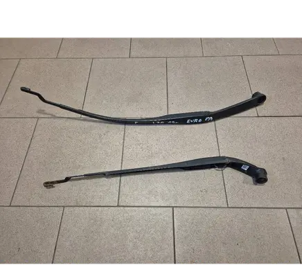 Hyundai i30 Front wiper blade arm