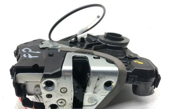 Toyota Auris E180 Front door lock 