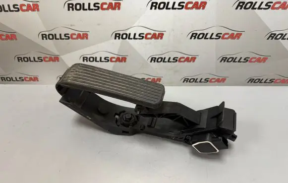 Mercedes-Benz E W211 Accelerator throttle pedal A2033010001
