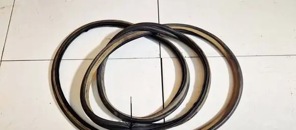 Trunk rubber seal (body)
