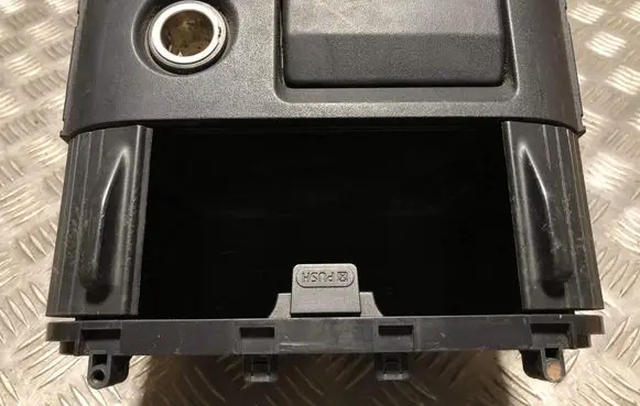 Nissan X-Trail T30 Glove box 68108EQ400