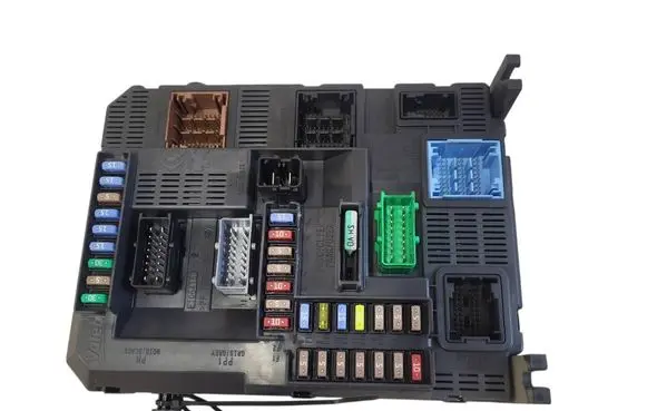 Peugeot 308 Fuse module 9807054180 20151103