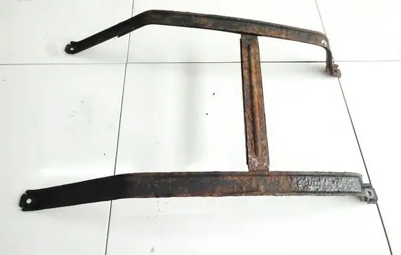 Fuel tank mounting bracket