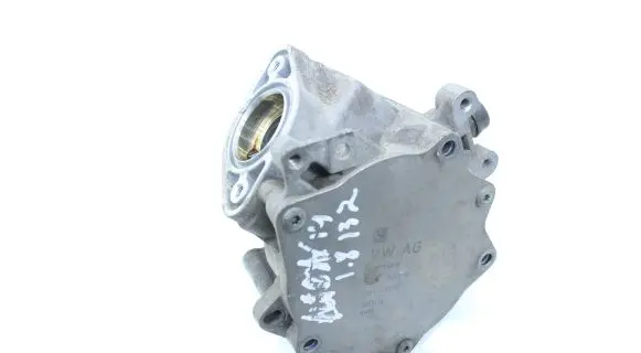 Seat Leon (5F) Vacuum pump 06K145100P