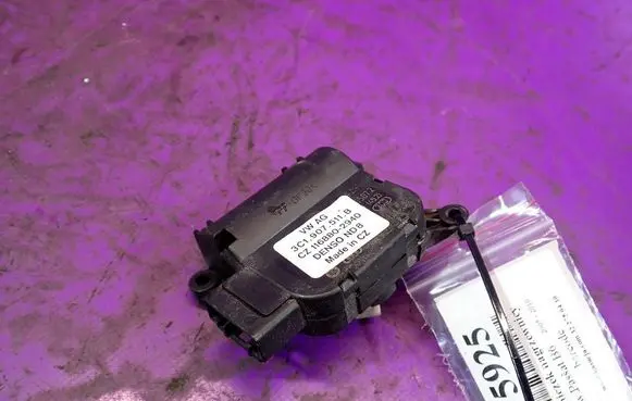 Volkswagen PASSAT B6 A/C air flow flap actuator/motor 