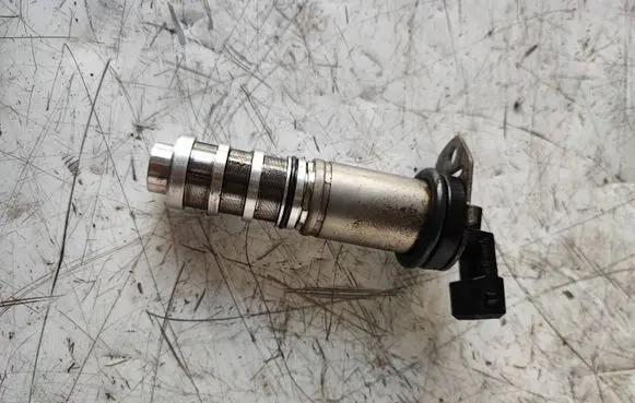 BMW 5 F10 F11 Camshaft vanos timing valve 8605123
