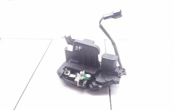 KIA Sorento Front door lock A045777