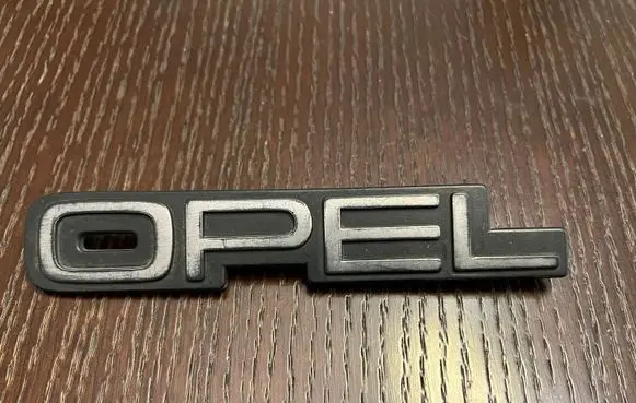 Opel Kadett D Manufacturers badge/model letters 90053232