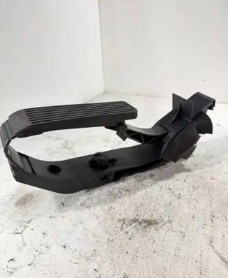 Mercedes-Benz E W211 Accelerator throttle pedal A2033000104