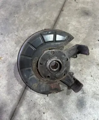 Volkswagen Golf V Front wheel hub