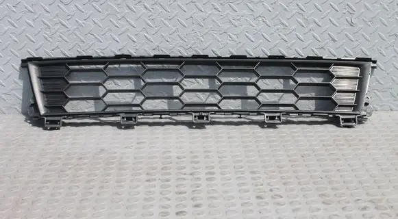 Mitsubishi L200 Front bumper lower grill MITSUBISHI6402A357 6402A357