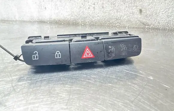 Opel Insignia A Hazard light switch 13271927 GE9057