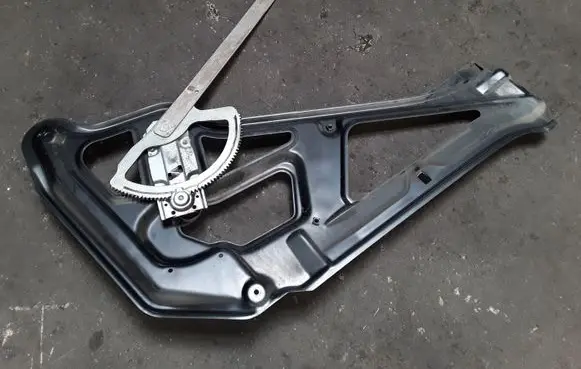 Volkswagen II LT Front door manual window regulator 