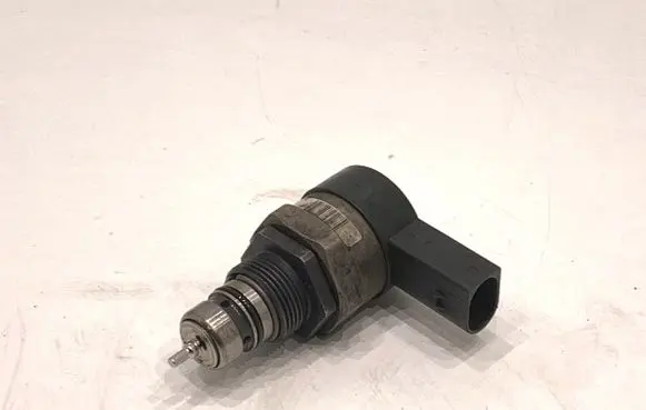BMW 5 E60 E61 Fuel pressure regulator 0281002481