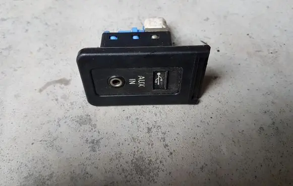 BMW 5 E60 E61 AUX in-socket connector 9138402