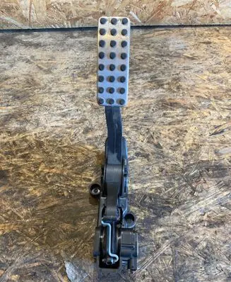 Mercedes-Benz B W245 Accelerator throttle pedal A1693000304 000348 150609