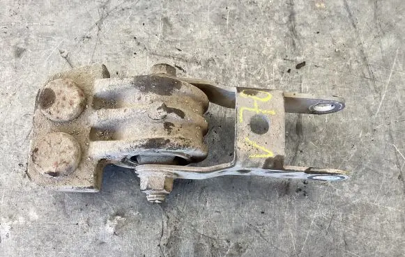 Volvo V70 Engine mount bracket