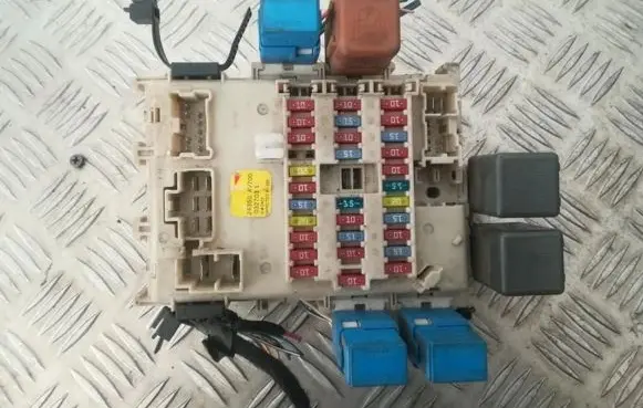 Nissan Primera Fuse box set 24350av700