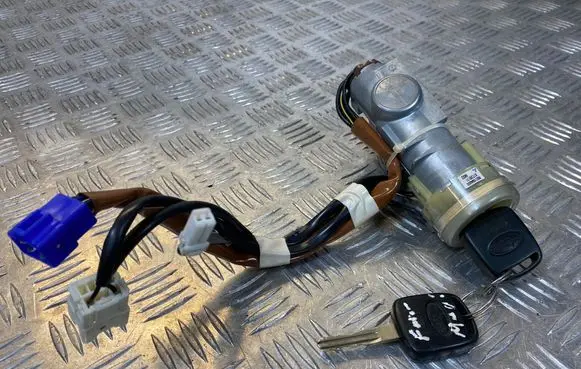 Subaru Forester SG Ignition lock 88215SA000 X1T26171