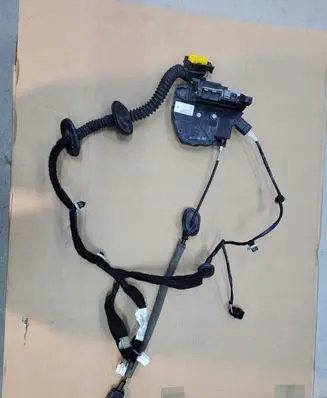 Renault Captur Rear door lock 825012422R