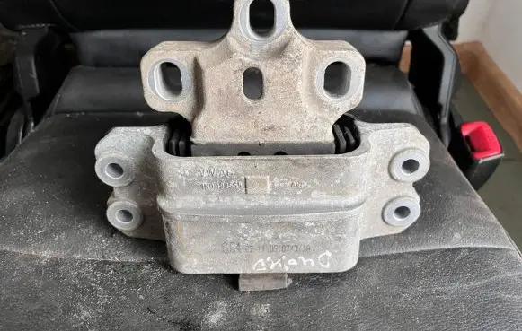 Volkswagen Golf Plus Engine mount bracket 1K0199555 1K0199555Q