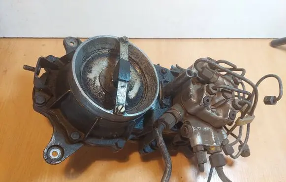 Mercedes-Benz W123 Fuel distributor 0438120116 0438100071