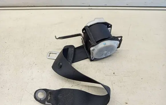 Toyota Avensis T250 Rear seatbelt 7337005081