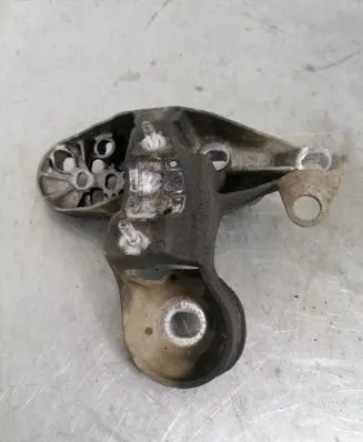 Volkswagen PASSAT B5.5 Engine mounting bracket 8E0199351