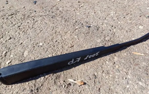 Peugeot 3008 I Front wiper blade arm