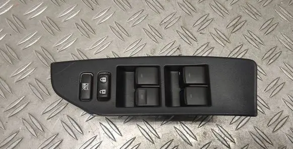 Toyota Verso Electric window control switch 840400F030