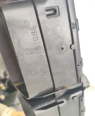Volkswagen PASSAT B5 Dash center air vent grill 3B0819728A 95162220 1841309001