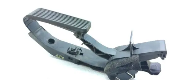 Mercedes-Benz E W211 Accelerator throttle pedal A2113000404