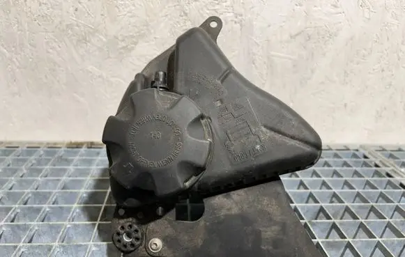 BMW 5 F10 F11 Coolant expansion tank/reservoir