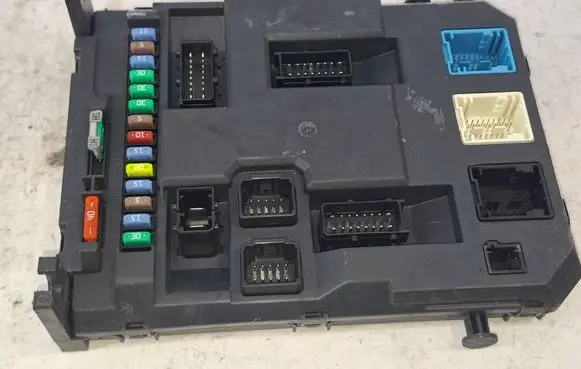 Peugeot 208 I Fuse module 9666952080 22661F01 PRT0676001