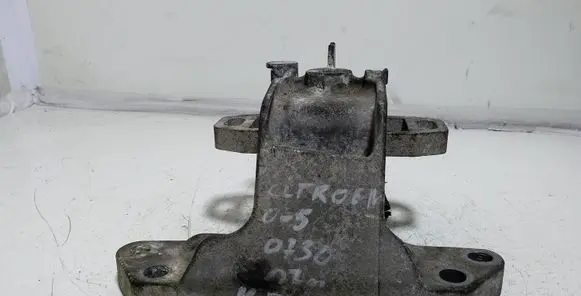 Citroen C5 Engine mount bracket